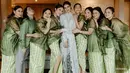 Syifa Hadju dan Taskya Namya merupakan dua artis yang diundang sebagai bridesmaids di pernikahan Mikha Tambayong dan Deva Mahenra. Kenakan busana warna hijau botol, para bridesmaids dengan setia mendampingi Mikha Tambayong. Tampil anggun dan memesona, perhatian tidak hanya ditujukan kepada Mikha, juga kepada sahabat Mikha yang saat itu bertugas jadi pengiring pengantin. (Liputan6.com/IG/@miktambayong)