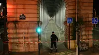 Seorang polisi berpatroli di area penusukan atau serangan pisau dekat Menara Eiffel di Paris Prancis. (AFP)