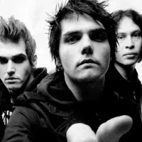 Beragam cemoohan dilontarkan kepada Frank setelah merekam ulang lagu Extraordinary Girl milik Green Day.