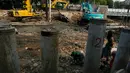Pekerja sedang menyelesaikan proyek restorasi Sungai Ciliwung di kawasan Masjid Istiqlal, Jakarta, Jumat (3/10/2014) (Liputan6.com/Faizal Fanani)