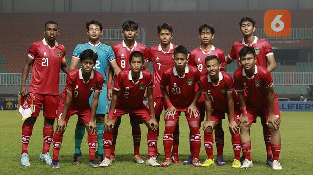 Pose Pemain Timnas Indonesia U-17 dalam Kualifikasi Piala Asia U-17 2023 saat melawan Timnas Uni Emirat Arab U-17 yang berlangsung di Stadion Pakansari, Bogor, Rabu (5/10/2022) (Bola.com/M Iqbal Ichsan)