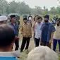 2 warga setempat menolak pemakaman jenazah. Keduanya berdalih takut karena jenazah merupakan pasien posisitf Covid-19, merekapun mengatasnamakan warga sekitar dan tidak memperbolehkan jenazah dimakamkan di lokasi tersebut.