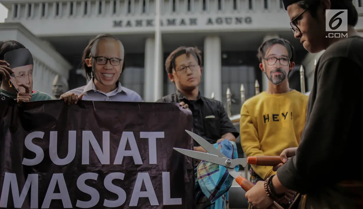 Sejumlah massa aksi dari Indonesia Corruption Watch (ICW) menggelar aksi teatrikal klinik sunat putusan koruptor di depan Gedung Mahkamah Agung, Jakarta, Jumat (29/3). Dalam aksinya mereka menuntut Mahkamah Agung untuk menolak setiap permohonan PK yang diajukan oleh terpidana korupsi. (Liputan6.com