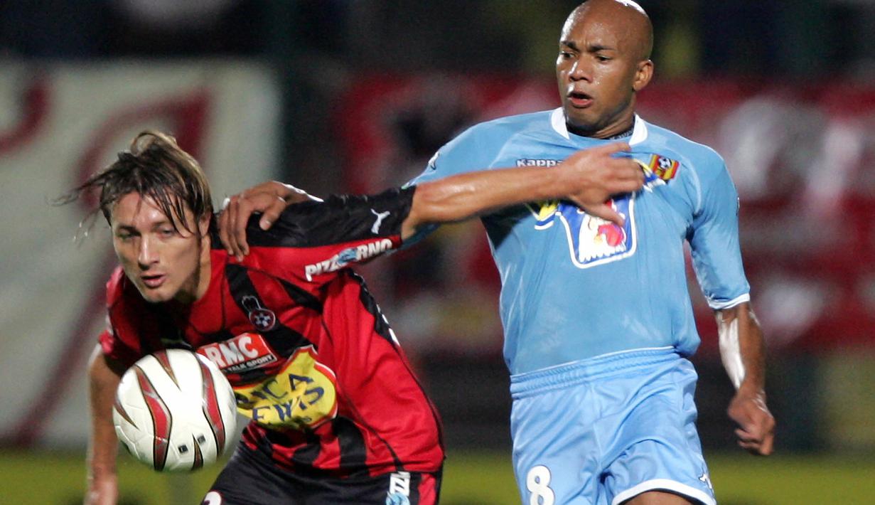 Cyril Rool (kiri). Bek kiri Prancis yang kini berusia 47 tahun dan telah pensiun pada Juli 2010 bersama Marseille ini tercatat total menerima 27 kartu merah sepanjang karier sepak bolanya. Sang pemain memang terkenal gemar berurusan dengan wasit untuk sekedar berdebat. Seluruh karier sepak bolanya mulai 1993 hingga 2010 dihabiskan hanya bersama klub-klub di Liga Prancis. (AFP/Pascal Guyot)