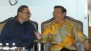 Ketua MPR yang juga Ketum PAN, Zulkifli Hasan (kiri) berbincang dengan Ketum Golkar versi Munas Ancol, Agung Laksono yang berkunjung ke rumah dinas ‎Ketua MPR, kompleks Widya Chandra, Jakarta, Kamis (12/3/2015). (Liputan6.com/Herman Zakharia)