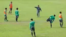 Pelatih Timnas Indonesia U-19, Indra Sjafri, memberikan instruksi saat latihan di Stadion Padomar, Yangon, Sabtu (9/9/2017). Pada laga Piala AFF U-18 selanjutnya Timnas U-19 akan melawan Vietnam U-19. (Liputan6.com/Yoppy Renato)