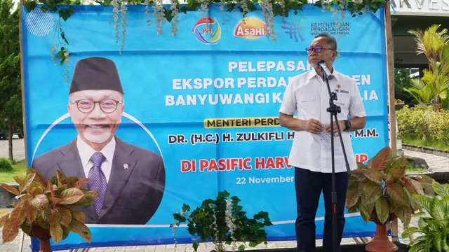 Menteri Perdagangan atau Mendag Zulkifli Hasan melakukan pelepasan ekspor produk ikan sarden ke Australia milik CV Pasific Harvest di Banyuwangi, Jawa Timur, Selasa, (22/11/2022).