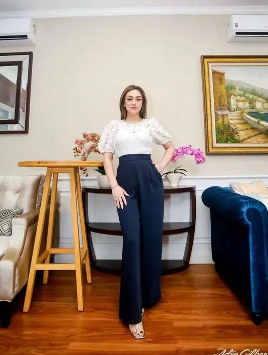 Tampil elegan, Celine memadukan blus putih dengan celana kulot navy. @celine_evangelista.