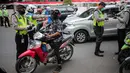 Polisi lalu lintas menindak pengendara sepeda motor saat razia Operasi Patuh Jaya 2019 di kawasan Kemanggisan, Jakarta, Kamis (29/8/2019). Diketahui, Operasi Patuh Jaya 2019 di wilayah hukum Polda Metro Jaya mulai digelar hari ini hingga 11 September 2019. (Liputan6.com/Faizal Fanani)