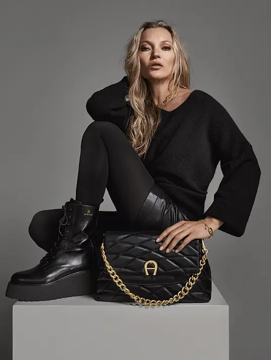 Gayanya santai tapi tak terlalu sporty dengan sweater, celana pendek kulit dan sepatu bot platform