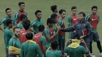 Pelatih Timnas Indonesia U-23, Luis Milla, saat latihan di Lapangan ABC Senayan, Jakarta, Rabu (25/4/2018). Latihan tersebut dalam rangka persiapan Anniversary Cup 2018. (Bola.com/M Iqbal Ichsan)