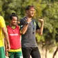 Wolfgang Pikal memimpin latihan Persebaya di Lapangan Polda Jatim, Surabaya, Rabu sore (4/9/2019). (Bola.com/Aditya Wany)