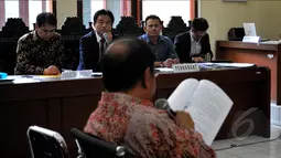 Tim kuasa hukum Partai Golkar kubu Aburizal Bakrie memperhatikan penjelasan Zainal Arifin Husein saat menjadi saksi ahli dalam sidang kasus sengketa Partai Golkar di PTUN Jakarta Timur, Senin (4/5/2015). (Liputan6.com/Yoppy Renato) 
