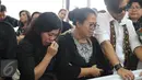 Kerabat Alm Eddy Silitonga memberikan kata-kata terakhir saat prosesi adat batak di rumah duka Fatmawati, Jakarta, Sabtu (27/08). Eddy Silitonga menghembuskan napas terakhir di usia 65 tahun akibat sakit komplikasi. (Liputan6.com/Herman Zakharia)