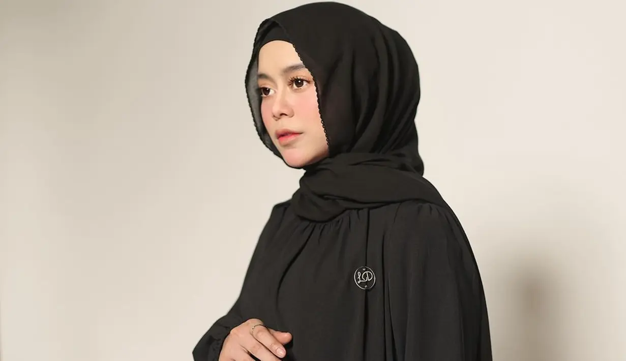 Sosok Lesti Kejora masih terus menjadi idola banyak orang hingga kini. Bahkan, setelah memutuskan berhijab sejak 2019 pun penggemarnya tak berkurang. Tak heran jika gaya berhijab Lesti pun disorot publik hingga tak sedikit yang meniru. (Liputan6.com/IG/@lestykejora)