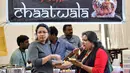 Pengunjung mencoba makanan dalam festival Bengaluru Aaharotsava, Bangalore, India, Jumat (18/10/2019). Bengaluru Aaharotsava berlangsung selama tiga hari. (Manjunath Kiran/AFP)