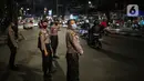 Polisi berjaga pada malam takbiran di Jalan KH Mas Mansyur, Jakarta, Sabtu (23/5/2020). Polisi dikerahkan menjaga Jalan KH Mas Mansyur untuk mengantisipasi adanya takbir keliling di kawasan tersebut. (Liputan6.com/Faiza Fanani)