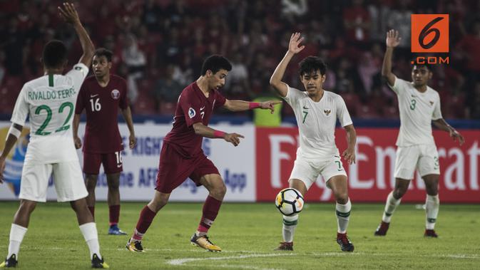 Gelandang Timnas Indonesia, Luthfi Kamal, mengangkat tangan saat melawan Qatar pada laga AFC U-19 Championship di SUGBK, Jakarta, Minggu (21/10). Indonesia kalah 5-6 dari Qatar. (Bola.com/Vitalis Yogi Trisna)