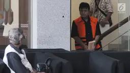 Hakim tunggal praperadilan PN Semarang Lasito usai menjalani pemeriksaan di Gedung KPK, Jakarta, Kamis (23/5/2019). Lasito terlihat membawa amplop berwarna cokelat usai menjalani pemeriksaan oleh penyidik KPK.(merdeka.com/Dwi Narwoko)