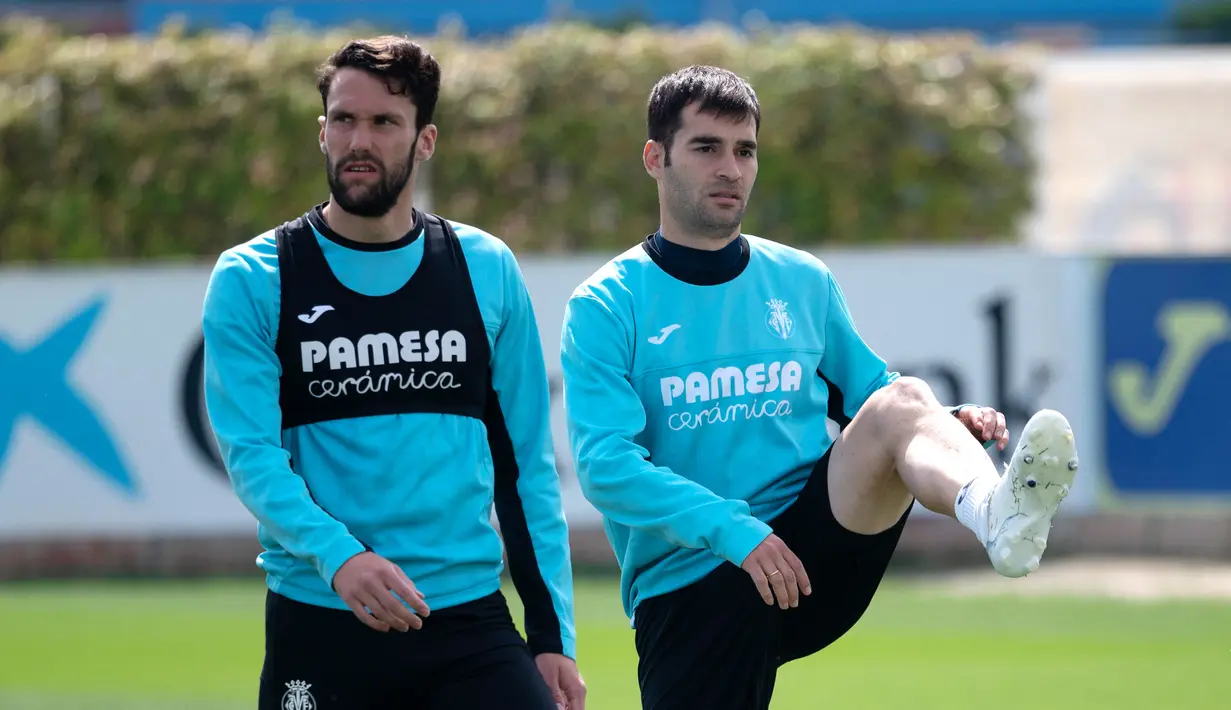 <p>Gelandang Villarreal, Alfonso Pedraza (kiri) dan Manuel Trigueros melakukan pemanasan saat mengikuti sesi latihan di tempat latihan Ciutat Esportiva Vila-Real di Vila-Real , Spanyol, Selasa (26/4/2022). Villarreal akan bertanding melawan wakil Inggris, Liverpool pada leg pertama semifinal Liga Champions. (AFP/Jose Jordan)</p>