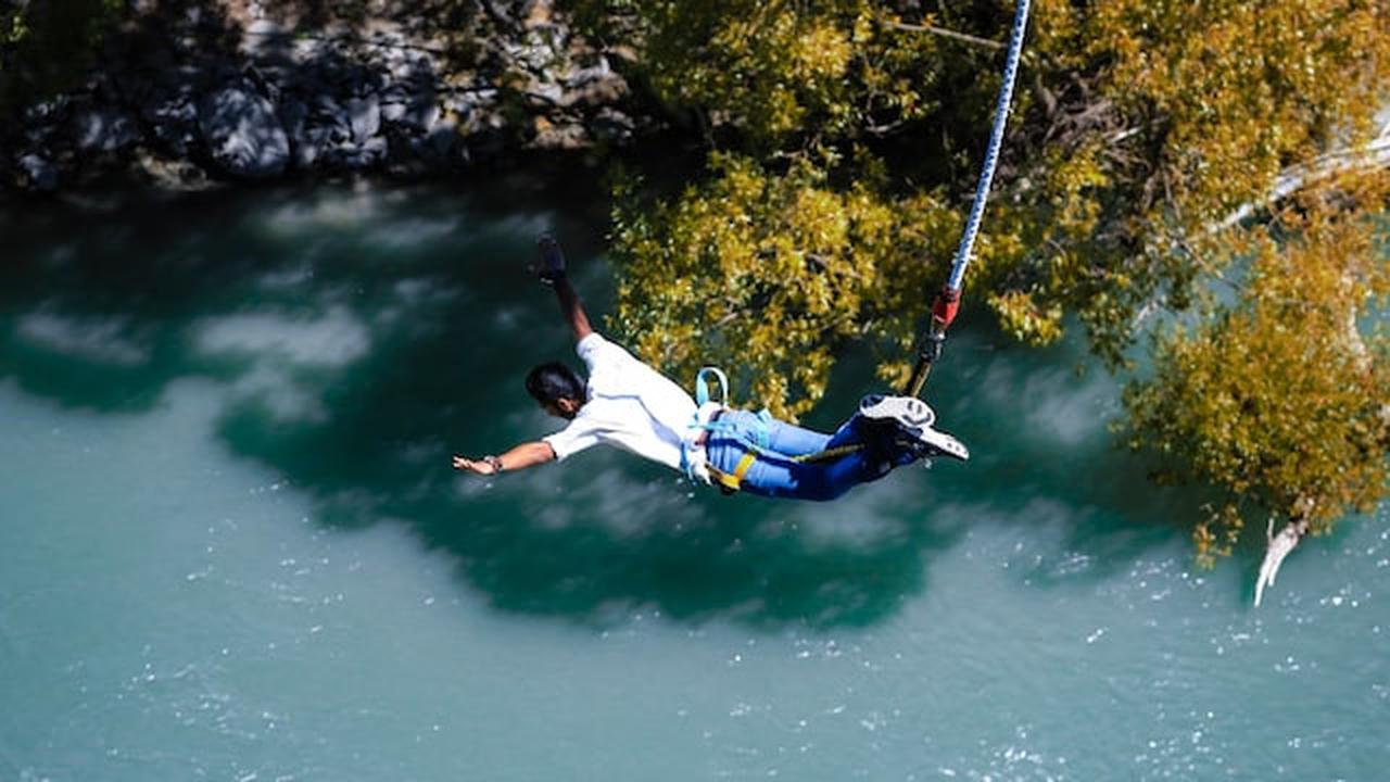 Ilustrasi Bungee Jumping