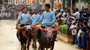 Sejumlah peserta menunggangi kerbau ketika mengikuti balapan dalam Festival Pchum Ben di provinsi Kandal, Kamboja, Rabu (20/9). Lazimnya, Pchum Ben digelar di area percandian atau pagoda, juga kawasan permukiman. (AP Photo/Heng Sinith)
