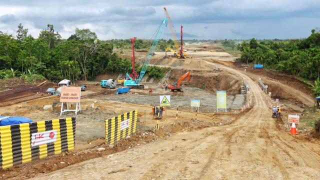 Proses pembangunan Jalan Tol Trans Sumatera ruas Banda Aceh-Sigli sepanjang 74,82 km. (Dok Kementerian PUPR)
