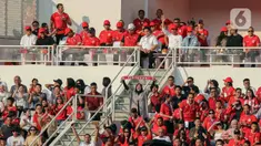 Presiden Joko Widodo menyapa penonton saat menyaksikan pertandingan Indonesia vs Irak dalam laga lanjutan Grup F Kualifikasi Piala Dunia 2026 zona Asia di Stadion Utama Gelora Bung Karno (GBK), Senayan, Jakarta, Kamis (6/6/2024). (Liputan6.com/Herman Zakharia)