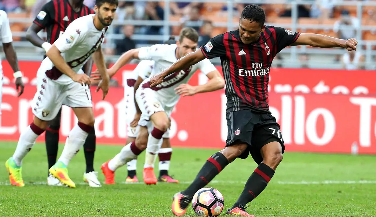 Proses gol AC Milan ke gawang Chievo yang dicetak Carlos Bacca melalui titik penalti. Pada laga perdana ini Bacca langsung berhasil menorehkan hat-trick untuk Rossoneri. (EPA/Matteo Bazzi)