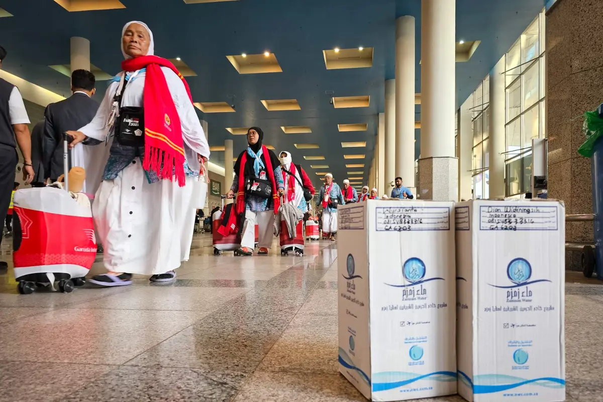 Dua kardus air zamzam ukuran 5 liter milik jemaah haji Indonesia terpaksa ditinggal di Bandara Jeddah karena melanggar aturan barang bawaan dalam penerbangan. Tahun ini, setiap jemaah haji Indonesia akan mendapatkan 10 liter air zamzam.