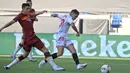 Bek Sevilla, Sergio Reguilon mencetak gol pertama untuk timnya ke gawang AS Roma pada babak 16 besar Liga Europa di Stadion Schauinsland-Reisen-Arena, Kamis (6/8/2020). Sevilla lolos ke perempat final setelah mengandaskan AS Roma dengan skor 2-0. (Wolfgang Rattay/Pool Photo via AP)