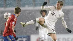 Gelandang Bayern Toni Kroos (kanan) duel dengan bek CSKA Kirill Nababkin pada pertandingan sepak bola grup D Liga Champions antara CSKA Moskow vs Bayern Munich di Moskow (281113). (AFP/Alexander Nemenov)