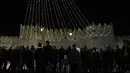 Warga Palestina berkumpul pada hari pertama bulan suci Ramadhan di luar gerbang Damaskus di Kota Tua Yerusalem, 2 April 2022. Ramadan adalah bulan suci umat Islam yang dirayakan dengan cara melaksanakan puasa selama satu bulan penuh. (Menahem KAHANA / AFP)