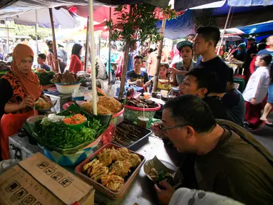 Sejumlah pengunjung menikmati sajian menu bakmi pecel khas  Pasar Beringharjo, Yogyakarta, Selasa (9/2). Salah satu sarapan tradisional yang banyak dijajakan di sekitar pasar Jalan Malioboro ini tak pernah sepi pengunjung. (Foto: Boy Harjanto)