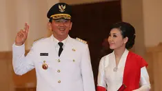 Basuki Tjahaja Purnama atau Ahok didampingi Veronica Tan sebelum pelantikan Gubenur DKI Jakarta di Istana Negara pada 19 November 2014.  Ahok menggugat cerai Veronica yang telah dinikahinya selama 20 tahun itu pada Jumat (5/1/2018). (AP/Tatan Syuflana)