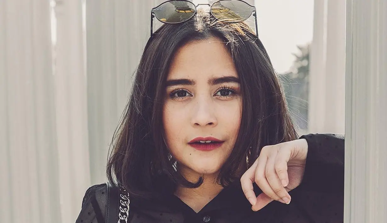 Di industri hiburan tanah air, nama Prilly latuconsina bukan lagi hal yang asing untuk didengar. Berbagai judul film dan sinetron telah dibintanginya. Meski begitu, ternyata Prilly tak lupa akan pendidikannya. (Instagram/prillylatuconsina96)