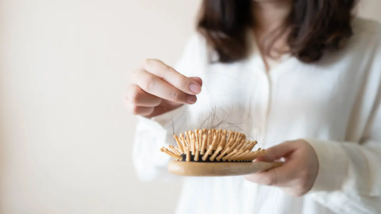 Rambut Rontok Saat Menyusui, Apa Sih Penyebabnya dan Bagaimana Cara Mengatasinya?