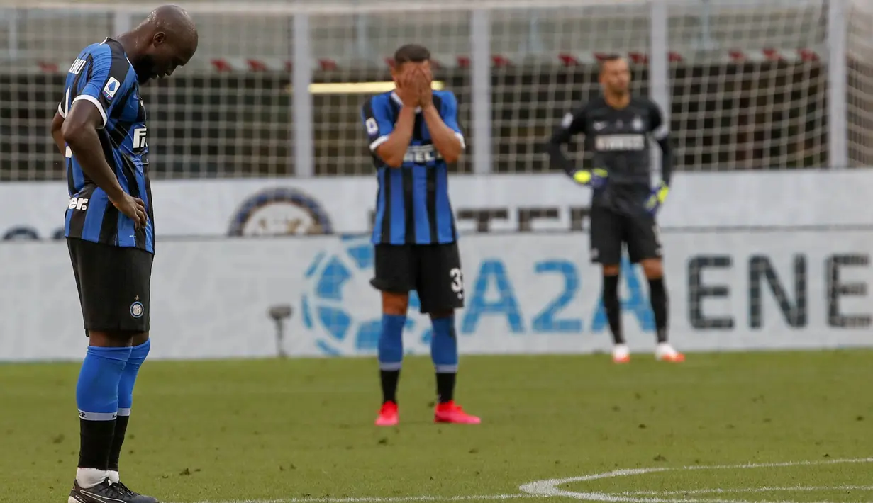 Striker Inter Milan, Romelu Lukaku, tampak kecewa usai ditaklukkan Bologna pada laga Serie A di Stadion Giuseppe Meazza, Minggu (5/7/2020). Inter Milan kalah 1-2 dari Bologna. (AP/Antonio Calanni)
