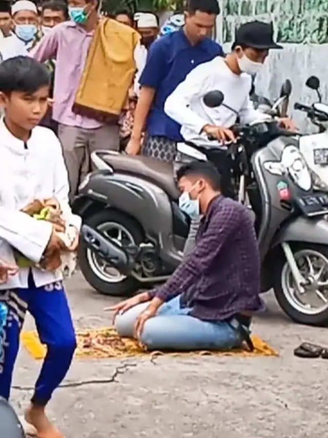 Viral Video Pria Salat di Tengah Jalan, Aksi Warga Sekitar Jadi Sorotan