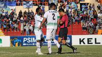 Pemain Persiwa protes wasit saat laga melawan PSIM di Stadion Sultan Agung, Bantul, Sabtu (14/7/2018). (Bola.com/Ronald Seger Prabowo)