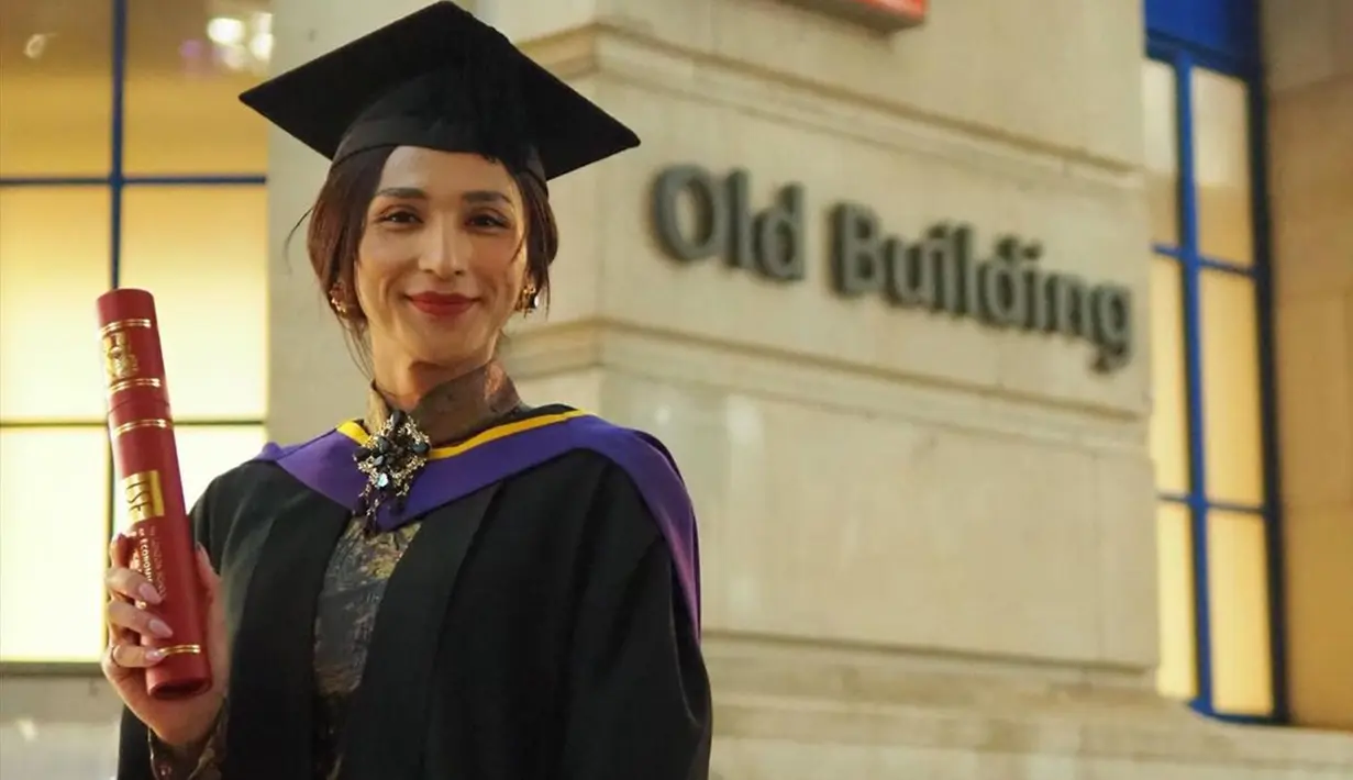 Dena Rachman diketahui mengambil jurusan Gender Studies di LSE. Dena pun mengaku sangat bangga bisa lulus dari kampus ternama itu. Ia bahkan menyebut LSE memiliki program studi gender terbaik di dunia. (Liputan6.com/IG/@denarachman)