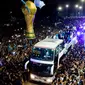 Pemain Timnas Argentina menggunakan bus saat merayakan keberhasilan mereka menjuarai Piala Dunia dengan menggelar parade keliling kota Buenos Aires, Selasa (20/12/2020). (AFP/Tomas Cuesta)