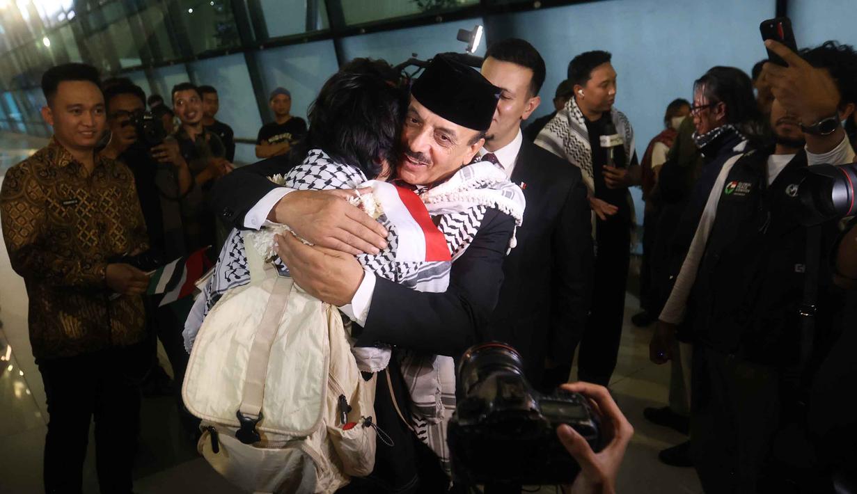 Duta Besar Palestina untuk Indonesia, Abdalfatah A. K. Alsattari, memeluk salah satu aktivis yang tergabung dalam misi Global Sumud Flotilla 2.0 yang tiba di pintu kedatangan Terminal 3 Bandara Internasional Soekarno-Hatta pada Minggu (24/5/2026) sore. (Kapanlagi.com/Budy Santoso)