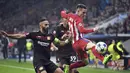 Pemain Atletico, Kevin Gameiro (kanan) mencetak satu gol untuk timnya lewat titik putih pada babak 16 besar leg pertama Liga Champions di BayArena, Leverkusen, (21/2/2017).  (Marius Becker/dpa via AP)