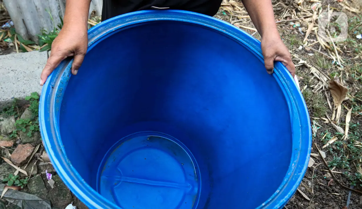 Salah satu warga, Ibu Dadah (56), mengatakan untuk mendapatkan air bersih dirinya harus antre dan berebut dengan warga lainnya. (Liputan6.com/Herman Zakharia)