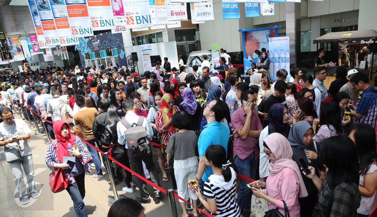 Pengunjung memadati Garuda Travel Fair 2015 di JCC, Senayan, Jakarta, Jumat (7/10). Pameran tersebut diharapkan dapat meningkatkan minat masyarakat Indonesia untuk berwisata di dalam dan luar negeri. (Liputan6.com/Angga Yuniar)