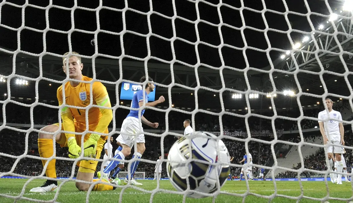 Duel panas terjadi di laga persahabatan antara Italia dengan Inggris di Juventus Stadium,Italia, Rabu (1/4/2015). Italia bermain imbang 1-1 atas Inggris. (REUTERS/Giorgio Perottino)