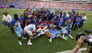 Para pemain dan staf pelatih DR Kongo merayakan kemenangan setelah lolos ke Piala Dunia selama pertandingan play-off final kualifikasi Piala Dunia 2026 antara Republik Demokratik Kongo dan Jamaika di Stadion Akron di Zapopan, negara bagian Jalisco, Meksiko, pada 31 Maret 2026. (Ulises Ruiz/AFP)