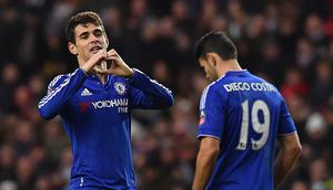 Gelandang Chelsea, Oscar, merayakan gol yang dicetaknya ke gawang MK Dons pada laga Piala FA di Stadion MK, Inggris, Minggu (31/1/2016). The Blues berhasil menang 5-1. (AFP/Ben Stansall)