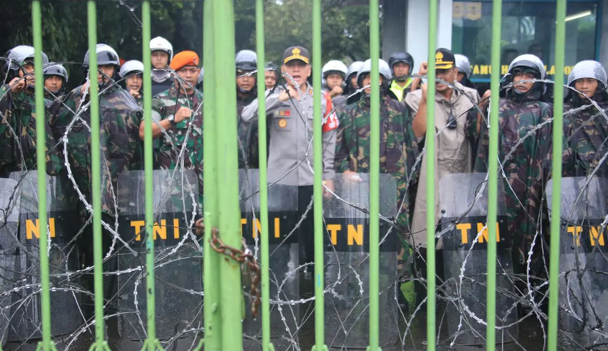 Kapolda Metro Jaya Irjen Pol M Iriawan bersama para personel gabungan TNI/Polri berpose saat mengamankan aksi 212 di Gedung DPR/MPR, Jakarta Pusat, Selasa (21/2). Sekitar 32.300 personel dikerahkan dalam pengamanan Jakarta hari ini (Dok. Istimewa)